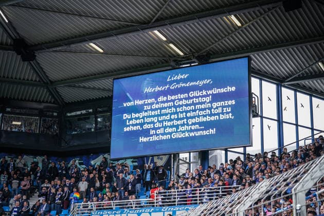 Deutschland: Fussball 2. Bundesliga 2025 - 2026, 29. Spieltag - VfL Bochum vs Eintracht Braunschweig - Vonovia Ruhrstadion: Tribuene, Zuschauer, Fans, Menschenmenge, Totale, Innenansicht, Sportstaette, Stadion, Anzeigetafel, Videowand, Textanzeige Lieber Herbert Groenemeyer, von Herzen die besten Glueckwuensche zu deinem Geburtstag! Du begleitest mich schon mein ganzes Leben lang und es ist einfach toll zu sehen, dass du Herbert geblieben bist, in all den Jahren¦ Herzlichen Glueckwunsch!, Jubilaeum, 70 Geburtstag, Ehrung, Musik, Kulturbezug, Ruhrgebiet, Atmosphaere, Heimkulisse, Vereinsumfeld, Veranstaltung