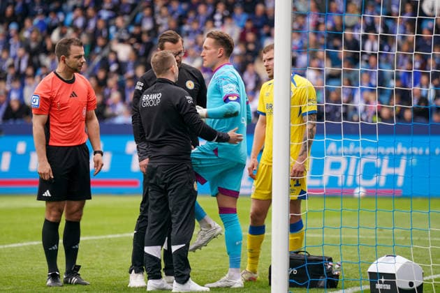 Deutschland: Fussball 2. Bundesliga 2025 - 2026, 29. Spieltag - VfL Bochum vs Eintracht Braunschweig - Vonovia Ruhrstadion: Ron-Thorben Hoffmann (Eintracht Braunschweig, 1) muss behandelt werden
