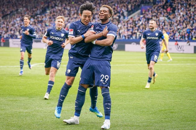 Deutschland: Fussball 2. Bundesliga 2025 - 2026, 29. Spieltag - VfL Bochum vs Eintracht Braunschweig - Vonovia Ruhrstadion: Tor und Torjubel zum 3:0 durch Farid Alfa-Ruprecht (VfL Bochum, 29) Freude, Emotionen, Jubel Koji Miyoshi (VfL Bochum, 23)