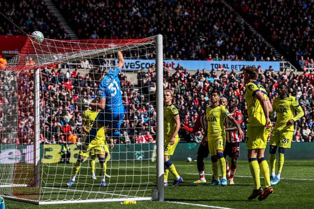 Premier League: Sunderland v Tottenham Hotspur Tottenham Hotspur goalkeeper Antonin Kinsky tips the ball over the cross bar during the Premier League match Sunderland vs Tottenham Hotspur at Stadium Of Light, Sunderland, United Kingdom on 12 April 2026 (Photo by Alfie Cosgrove News Images) Sunderland Stadium Of Light Tyne and Wear United Kingdom Copyright: xAlfiexCosgrove NewsxImagesx