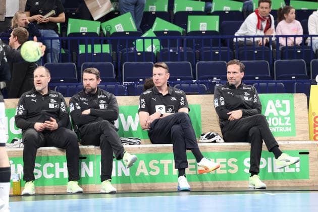 Handball Daikin Handball Bundesliga 2025 2026 - Handball Verein Hamburg vs. THW Kiel Mattias Anderson, Torwarttrainer, Christian Sprenger, Co-Trainer, Filip Jicha, Trainer, Viktor Szilagyi, Geschäftsführer Barclays Arena Hamburg