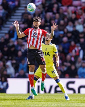 12th April 2026; Stadium of Light, Sunderland, England; Premier League Football, Sunderland versus Tottenham Hotspur; Luke O Nien of Sunderland challenges for a header with Dominic Solanke WMxSportsxMedia