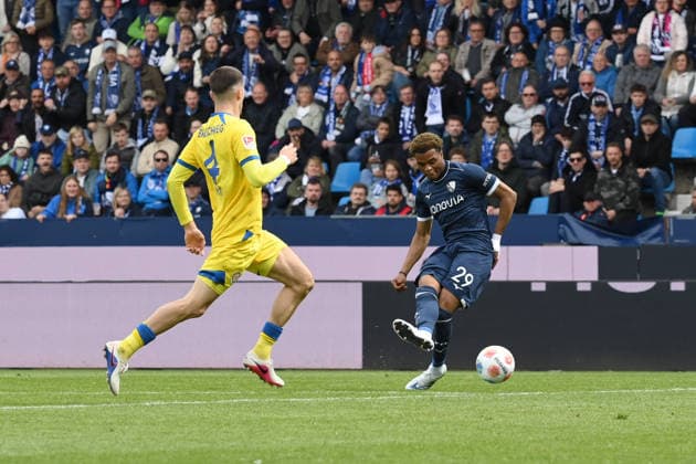 Farid Alfa-Ruprecht (VfL Bochum), re., erzielt das Tor zum 3:0 12.04.2026, Fussball 2. Bundesliga, Saison 2025 2026, 29. Spieltag, VfL Bochum - Eintracht Braunschweig DFL regulations prohibit any use of photographs as image sequences and or quasi-video Bochum Vonovia Ruhrstadion Nordrhein Westfalen Deutschland