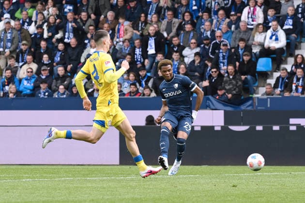 Farid Alfa-Ruprecht (VfL Bochum), re., erzielt das Tor zum 3:0 12.04.2026, Fussball 2. Bundesliga, Saison 2025 2026, 29. Spieltag, VfL Bochum - Eintracht Braunschweig DFL regulations prohibit any use of photographs as image sequences and or quasi-video Bochum Vonovia Ruhrstadion Nordrhein Westfalen Deutschland