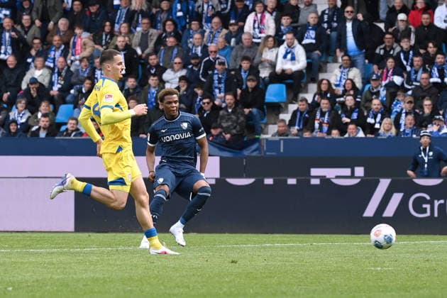 Farid Alfa-Ruprecht (VfL Bochum), re., erzielt das Tor zum 3:0 12.04.2026, Fussball 2. Bundesliga, Saison 2025 2026, 29. Spieltag, VfL Bochum - Eintracht Braunschweig DFL regulations prohibit any use of photographs as image sequences and or quasi-video Bochum Vonovia Ruhrstadion Nordrhein Westfalen Deutschland