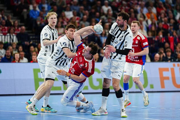 Lucas Laube (THW Kiel, 20), Andreas Magaard (Handball Verein Hamburg, 04), Domagoj Duvnjak (THW Kiel, 04) GER, Handball Sport Verein Hamburg vs. THW Kiel, Handball, 1. Bundesliga, Spieltag 28, Saison 2025 2026, 12.04.2026 GER, Handball Sport Verein Hamburg vs. THW Kiel, Handball, 1. Bundesliga, Spieltag 28, Saison 2025 2026, 12.04.2026 Hamburg Copyright: xEibner-Pressefoto MarcelxvonxFehrnx EP_MFN
