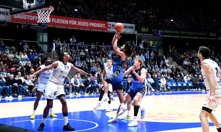 12.04.2026, xokbx, Basketball easyCredit BBL Bundesliga, Frankfurt Skyliners - MLP Academics Heidelberg v.l. Tyger Campbell (Fraport Skyliners Frankfurt) Wurf, Sprung (DFL DFB REGULATIONS PROHIBIT ANY USE OF PHOTOGRAPHS as IMAGE SEQUENCES and or QUASI-VIDEO) Frankfurt am Main