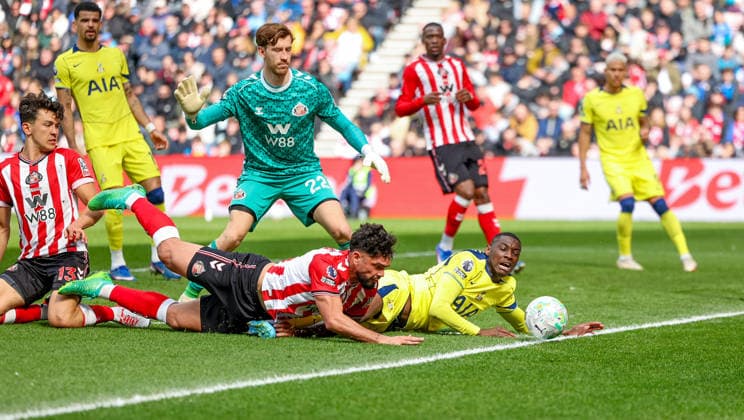 Sunderland v Tottenham Hotspur, Premier League Referee gives a penalty as Tottenham Hotspur forward Randal Kolo Muani (39) goes over but VAR overturns the decision during the Premier League match between Sunderland and Tottenham Hotspur at the Stadium Of Light, Sunderland, UK on 12 April 2026. Editorial use only DataCo restrictions apply See www.football-dataco.com , Copyright: xSimonxDaviesx PSI-24077-0015