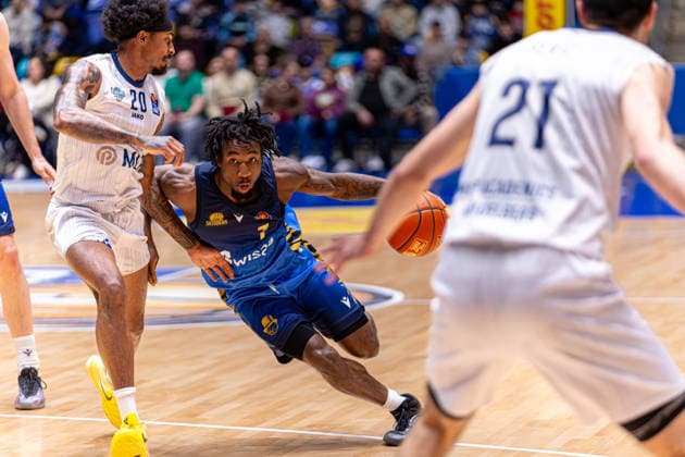Basketball Bundesliga BBL, Frankfurt Skyliners vs. MLP Academics Heidelberg, Süwag Energie Arena Frankfurt am Main; 12.04.2026 Basketball Bundesliga BBL, Frankfurt am Main, Germany - 12.04.2026: Isaiah Swope (Frankfurt Skyliners, 1) am Ball gegen Michael Weathers (MLP Academics Heidelberg, 20), Basketball Bundesliga BBL, Spiel der Frankfurt Skyliners vs. MLP Academics Heidelberg, Süwag Energie Arena Frankfurt am Main Copyright: xBEAUTIFULxSPORTS Freudensteinx