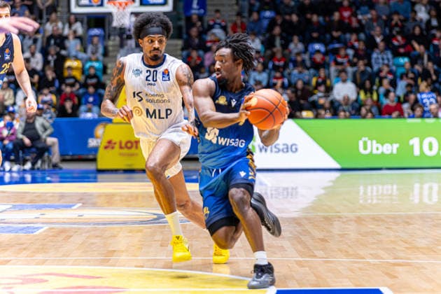Basketball Bundesliga BBL, Frankfurt Skyliners vs. MLP Academics Heidelberg, Süwag Energie Arena Frankfurt am Main; 12.04.2026 Basketball Bundesliga BBL, Frankfurt am Main, Germany - 12.04.2026: Isaiah Swope (Frankfurt Skyliners, 1) am Ball gegen Michael Weathers (MLP Academics Heidelberg, 20), Basketball Bundesliga BBL, Spiel der Frankfurt Skyliners vs. MLP Academics Heidelberg, Süwag Energie Arena Frankfurt am Main Copyright: xBEAUTIFULxSPORTS Freudensteinx