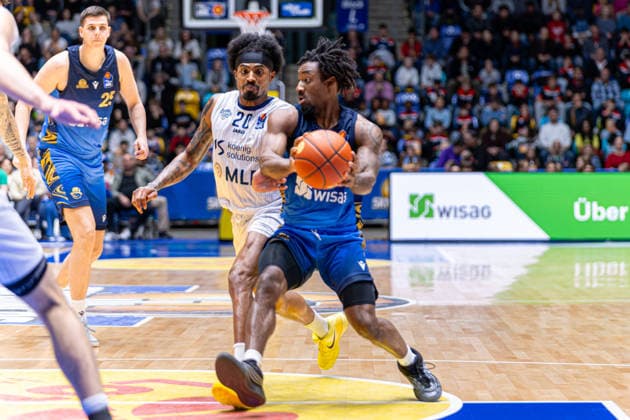 Basketball Bundesliga BBL, Frankfurt Skyliners vs. MLP Academics Heidelberg, Süwag Energie Arena Frankfurt am Main; 12.04.2026 Basketball Bundesliga BBL, Frankfurt am Main, Germany - 12.04.2026: Isaiah Swope (Frankfurt Skyliners, 1) am Ball gegen Michael Weathers (MLP Academics Heidelberg, 20), Basketball Bundesliga BBL, Spiel der Frankfurt Skyliners vs. MLP Academics Heidelberg, Süwag Energie Arena Frankfurt am Main Copyright: xBEAUTIFULxSPORTS Freudensteinx
