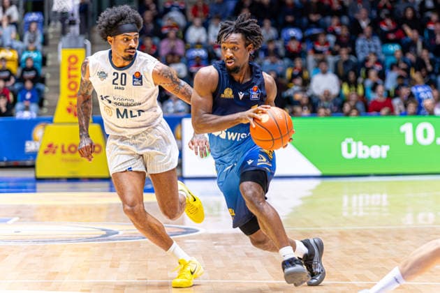 Basketball Bundesliga BBL, Frankfurt Skyliners vs. MLP Academics Heidelberg, Süwag Energie Arena Frankfurt am Main; 12.04.2026 Basketball Bundesliga BBL, Frankfurt am Main, Germany - 12.04.2026: Isaiah Swope (Frankfurt Skyliners, 1) am Ball gegen Michael Weathers (MLP Academics Heidelberg, 20), Basketball Bundesliga BBL, Spiel der Frankfurt Skyliners vs. MLP Academics Heidelberg, Süwag Energie Arena Frankfurt am Main Copyright: xBEAUTIFULxSPORTS Freudensteinx