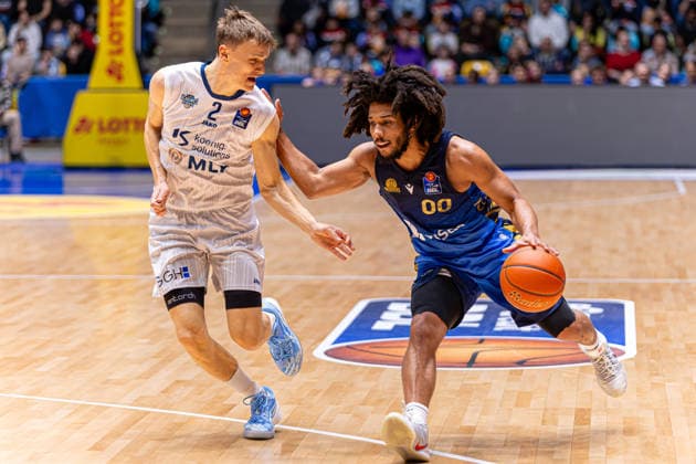 Basketball Bundesliga BBL, Frankfurt Skyliners vs. MLP Academics Heidelberg, Süwag Energie Arena Frankfurt am Main; 12.04.2026 Basketball Bundesliga BBL, Frankfurt am Main, Germany - 12.04.2026: Tyger Campbell (Frankfurt Skyliners, 00) am Ball gegen Niklas Wuerzner (MLP Academics Heidelberg, Basketball Bundesliga BBL, Spiel der Frankfurt Skyliners vs. MLP Academics Heidelberg, Süwag Energie Arena Frankfurt am Main Copyright: xBEAUTIFULxSPORTS Freudensteinx