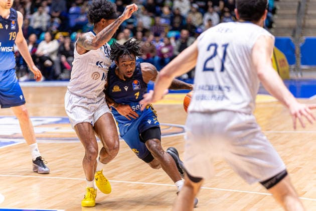 Basketball Bundesliga BBL, Frankfurt Skyliners vs. MLP Academics Heidelberg, Süwag Energie Arena Frankfurt am Main; 12.04.2026 Basketball Bundesliga BBL, Frankfurt am Main, Germany - 12.04.2026: Isaiah Swope (Frankfurt Skyliners, 1) am Ball gegen Michael Weathers (MLP Academics Heidelberg, 20), Basketball Bundesliga BBL, Spiel der Frankfurt Skyliners vs. MLP Academics Heidelberg, Süwag Energie Arena Frankfurt am Main Copyright: xBEAUTIFULxSPORTS Freudensteinx