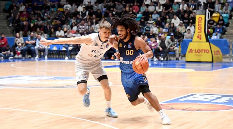 12.04.2026, xokbx, Basketball easyCredit BBL Bundesliga, Frankfurt Skyliners - MLP Academics Heidelberg v.l. Tyger Campbell (Fraport Skyliners Frankfurt), Niklas Wuerzner (MLP Academics Heidelberg), Zweikampf, Duell, Mimik, Gestik (DFL DFB REGULATIONS PROHIBIT ANY USE OF PHOTOGRAPHS as IMAGE SEQUENCES and or QUASI-VIDEO) Frankfurt am Main