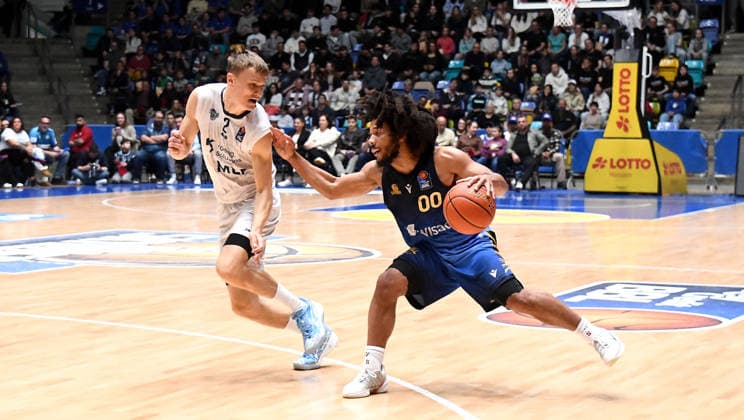 12.04.2026, xokbx, Basketball easyCredit BBL Bundesliga, Frankfurt Skyliners - MLP Academics Heidelberg v.l. Tyger Campbell (Fraport Skyliners Frankfurt), Niklas Wuerzner (MLP Academics Heidelberg), Zweikampf, Duell, Mimik, Gestik (DFL DFB REGULATIONS PROHIBIT ANY USE OF PHOTOGRAPHS as IMAGE SEQUENCES and or QUASI-VIDEO) Frankfurt am Main
