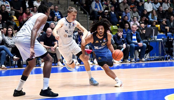 12.04.2026, xokbx, Basketball easyCredit BBL Bundesliga, Frankfurt Skyliners - MLP Academics Heidelberg v.l. Tyger Campbell (Fraport Skyliners Frankfurt), Niklas Wuerzner (MLP Academics Heidelberg), Osun Osunniyi (MLP Academics Heidelberg), Zweikampf, Duell, Dribbling (DFL DFB REGULATIONS PROHIBIT ANY USE OF PHOTOGRAPHS as IMAGE SEQUENCES and or QUASI-VIDEO) Frankfurt am Main