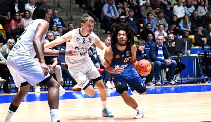 12.04.2026, xokbx, Basketball easyCredit BBL Bundesliga, Frankfurt Skyliners - MLP Academics Heidelberg v.l. Tyger Campbell (Fraport Skyliners Frankfurt), Niklas Wuerzner (MLP Academics Heidelberg), Osun Osunniyi (MLP Academics Heidelberg), Zweikampf, Duell, Dribbling (DFL DFB REGULATIONS PROHIBIT ANY USE OF PHOTOGRAPHS as IMAGE SEQUENCES and or QUASI-VIDEO) Frankfurt am Main