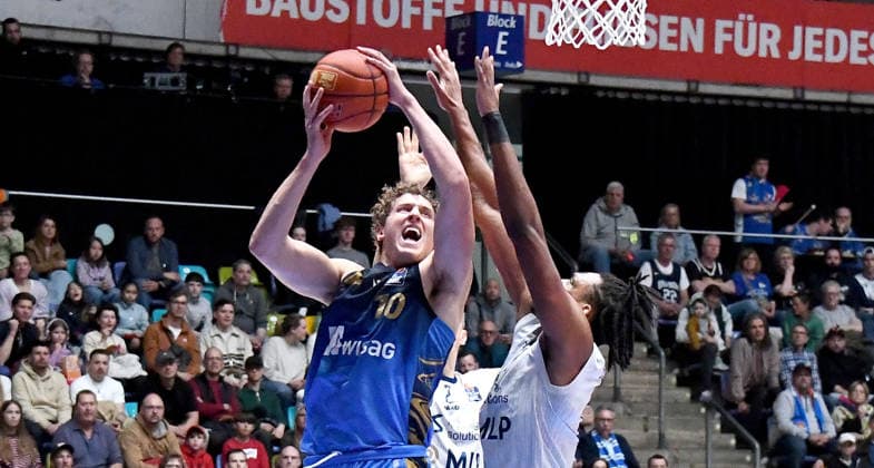 12.04.2026, xokbx, Basketball easyCredit BBL Bundesliga, Frankfurt Skyliners - MLP Academics Heidelberg v.l. Jacob Holt (Fraport Skyliners Frankfurt), Osun Osunniyi (MLP Academics Heidelberg), Zweikampf, Duell (DFL DFB REGULATIONS PROHIBIT ANY USE OF PHOTOGRAPHS as IMAGE SEQUENCES and or QUASI-VIDEO) Frankfurt am Main