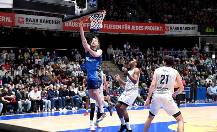 12.04.2026, xokbx, Basketball easyCredit BBL Bundesliga, Frankfurt Skyliners - MLP Academics Heidelberg v.l. Till Pape (Fraport Skyliners Frankfurt), Osun Osunniyi (MLP Academics Heidelberg), Wurf, Sprung, Zweikampf, Duell (DFL DFB REGULATIONS PROHIBIT ANY USE OF PHOTOGRAPHS as IMAGE SEQUENCES and or QUASI-VIDEO) Frankfurt am Main