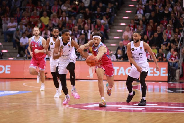 Alijah Comithier (Bonn, M) gegen David N Guessan (Braunschweig), Bonn, Deutschland, 12.04.2026, Basketball Bundesliga, 29. Spieltag, Telekom Baskets Bonn vs Basketball Löwen Braunschweig.