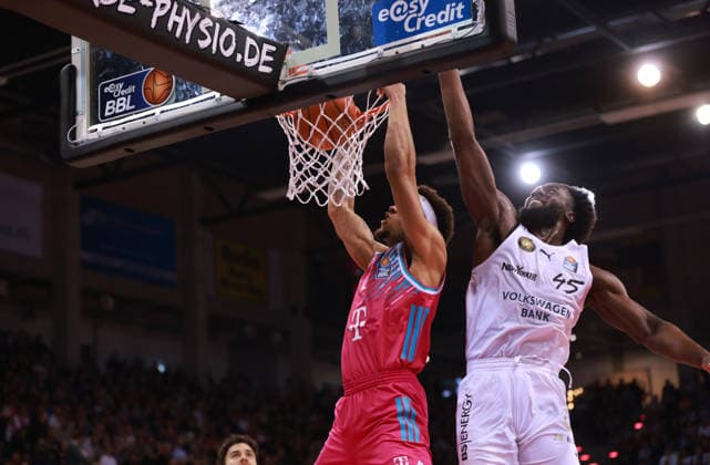 Alijah Comithier (Bonn) gegen Oluwasimisola Shittu (Braunschweig), Bonn, Deutschland, 12.04.2026, Basketball Bundesliga, 29. Spieltag, Telekom Baskets Bonn vs Basketball Löwen Braunschweig.