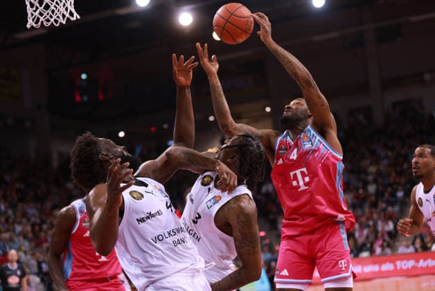 Jeff Garrett (Bonn) am Ball gegen Josh Hawley (Braunschweig) und Oluwasimisola Shittu (Braunschweig), Bonn, Deutschland, 12.04.2026, Basketball Bundesliga, 29. Spieltag, Telekom Baskets Bonn vs Basketball Löwen Braunschweig.