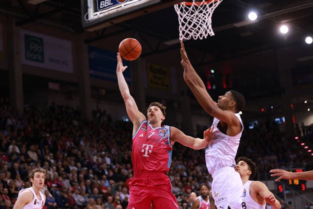 Grayson Murphy (Bonn) gegen David N Guessan (Braunschweig), Bonn, Deutschland, 12.04.2026, Basketball Bundesliga, 29. Spieltag, Telekom Baskets Bonn vs Basketball Löwen Braunschweig.