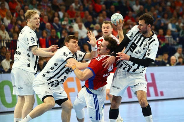 Handball I Herren I Saison 2025 2026 I Bundesliga I 28. Spieltag I HSV Hamburg - THW Kiel I 12.04.2026 Lukas Laube (20, THW Kiel) Andreas Magaard (4, HSV Hamburg) Hamburg Barclaycard Arena Hamburg Deutschland Copyright: xLobeca RalfxHomburgx