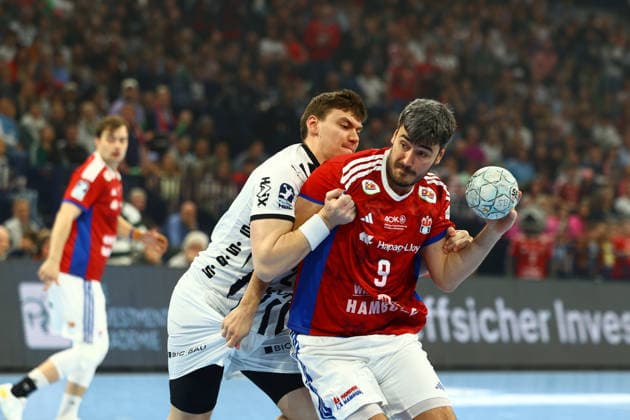 Handball I Herren I Saison 2025 2026 I Bundesliga I 28. Spieltag I HSV Hamburg - THW Kiel I 12.04.2026 Eric Johansson (21, THW Kiel) Jacob Lassen (9, HSV Hamburg) Hamburg Barclaycard Arena Hamburg Deutschland Copyright: xLobeca RalfxHomburgx