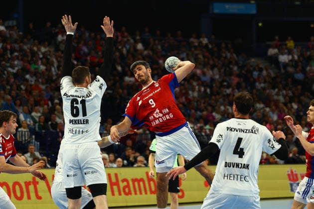 Handball I Herren I Saison 2025 2026 I Bundesliga I 28. Spieltag I HSV Hamburg - THW Kiel I 12.04.2026 Hendrik Pekeler (61, THW Kiel) Jacob Lassen (9, HSV Hamburg) Hamburg Barclaycard Arena Hamburg Deutschland Copyright: xLobeca RalfxHomburgx