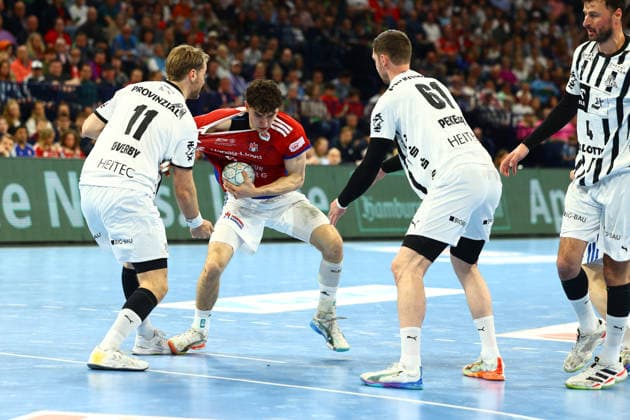 Handball I Herren I Saison 2025 2026 I Bundesliga I 28. Spieltag I HSV Hamburg - THW Kiel I 12.04.2026 Petter Overby (11, THW Kiel) Elias Kofler (6, HSV Hamburg) Hendrik Pekeler (61, THW Kiel) Hamburg Barclaycard Arena Hamburg Deutschland Copyright: xLobeca RalfxHomburgx