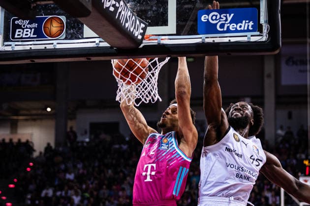 easyCredit Basketball Bundesliga, Telekom Baskets Bonn vs. Basketball Löwen Braunschweig, 12.04.2026 Alijah Comithier (Telekom Baskets Bonn 2) dunkt gegen Simi Shittu (BASKETBALL LÖWEN BRAUNSCHWEIG 45) -- easyCredit Basketball Bundesliga, Telekom Baskets Bonn vs. Basketball Löwen Braunschweig, 12.04.2026, Telekom Dome Bonn Copyright: xBEAUTIFULxSPORTS Derixx