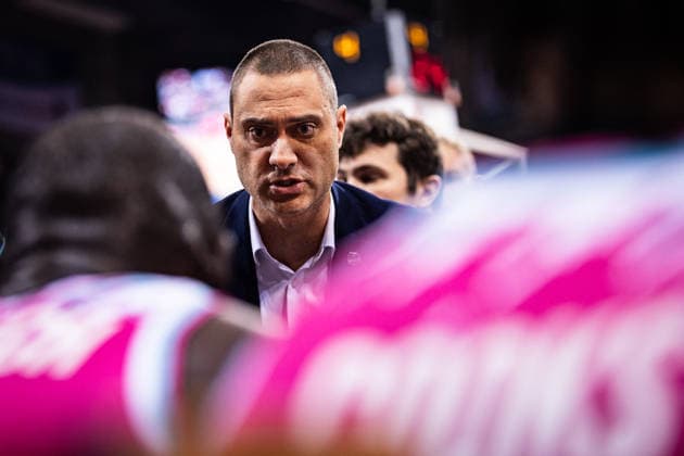 easyCredit Basketball Bundesliga, Telekom Baskets Bonn vs. Basketball Löwen Braunschweig, 12.04.2026 Marko Stankovic (Telekom Baskets Bonn Head Coach) in der Auszeit -- easyCredit Basketball Bundesliga, Telekom Baskets Bonn vs. Basketball Löwen Braunschweig, 12.04.2026, Telekom Dome Bonn Copyright: xBEAUTIFULxSPORTS Derixx