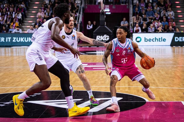 easyCredit Basketball Bundesliga, Telekom Baskets Bonn vs. Basketball Löwen Braunschweig, 12.04.2026 Jalen Finch (Telekom Baskets Bonn 0) gegen zwei Braunschweiger -- easyCredit Basketball Bundesliga, Telekom Baskets Bonn vs. Basketball Löwen Braunschweig, 12.04.2026, Telekom Dome Bonn Copyright: xBEAUTIFULxSPORTS Derixx