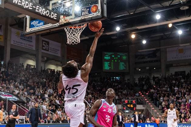 Oluwasimisola Shittu (45; Basketball Löwen Braunschweig) mit Korbleger, während Kur Jongkuch (15; Telekom Baskets Bonn) verteidigt EasyCredit BBL Ligaspiel am 29. Spieltag in Bonn zwischen Telekom Baskets Bonn und Basketball Löwen Braunschweig. Korbleger von Oluwasimisola Shittu (45; Basketball Löwen Braunschweig) gegen Kur Jongkuch (15; Telekom Baskets Bonn)