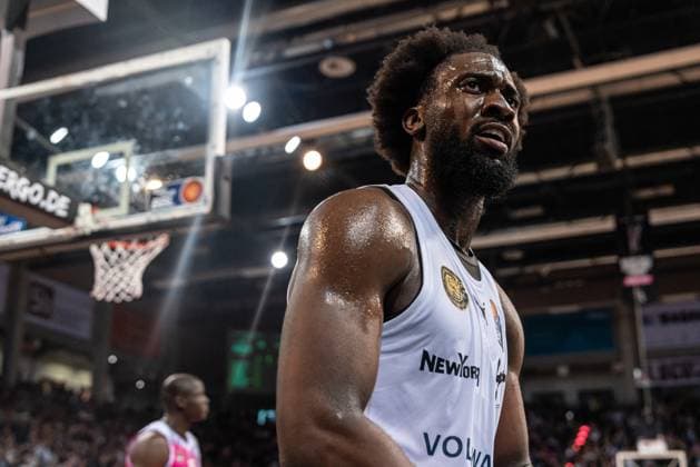 Oluwasimisola Shittu (45; Basketball Löwen Braunschweig) in weißem Trikot im Vordergrund EasyCredit BBL Ligaspiel am 29. Spieltag in Bonn zwischen Telekom Baskets Bonn und Basketball Löwen Braunschweig. Spieler Oluwasimisola Shittu (45; Basketball Löwen Braunschweig) im Fokus