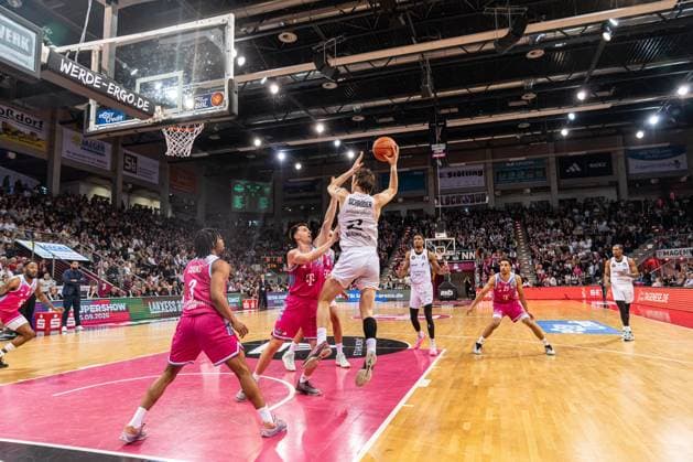 Benjamin Schröder (2; Basketball Löwen Braunschweig) springt zum Wurf, während Grayson Murphy (7; Telekom Baskets Bonn), Joel Aminu (21; Telekom Baskets Bonn) und Grant Sherfield (25; Basketball Löwen Braunschweig) verteidigen EasyCredit BBL Ligaspiel am 29. Spieltag in Bonn zwischen Telekom Baskets Bonn und Basketball Löwen Braunschweig. Wurf von Benjamin Schröder (2; Basketball Löwen Braunschweig) unter Druck