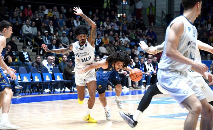 12.04.2026, xokbx, Basketball easyCredit BBL Bundesliga, Frankfurt Skyliners - MLP Academics Heidelberg v.l. Tyger Campbell (Fraport Skyliners Frankfurt), Michael Weathers (MLP Academics Heidelberg), Zweikampf, Duell, straucheln (DFL DFB REGULATIONS PROHIBIT ANY USE OF PHOTOGRAPHS as IMAGE SEQUENCES and or QUASI-VIDEO) Frankfurt am Main