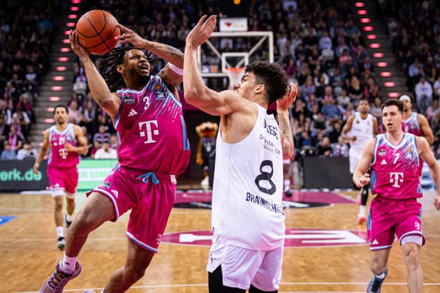 easyCredit Basketball Bundesliga, Telekom Baskets Bonn vs. Basketball Löwen Braunschweig, 12.04.2026 Zachery Cooks (Telekom Baskets Bonn 3) gegen Joshua Obiesie (BASKETBALL LÖWEN BRAUNSCHWEIG 8) -- easyCredit Basketball Bundesliga, Telekom Baskets Bonn vs. Basketball Löwen Braunschweig, 12.04.2026, Telekom Dome Bonn Copyright: xBEAUTIFULxSPORTS Derixx