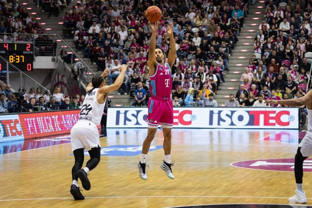 easyCredit Basketball Bundesliga, Telekom Baskets Bonn vs. Basketball Löwen Braunschweig, 12.04.2026 Joel Aminu (Telekom Baskets Bonn 21) beim Dreier -- easyCredit Basketball Bundesliga, Telekom Baskets Bonn vs. Basketball Löwen Braunschweig, 12.04.2026, Telekom Dome Bonn Copyright: xBEAUTIFULxSPORTS Derixx