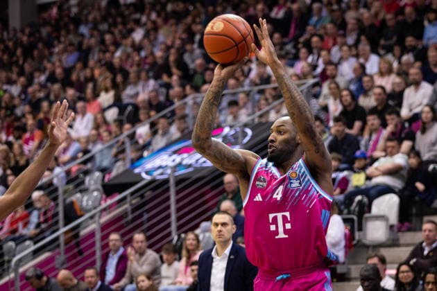 easyCredit Basketball Bundesliga, Telekom Baskets Bonn vs. Basketball Löwen Braunschweig, 12.04.2026 Jeff Garrett Jr. (Telekom Baskets Bonn 4) beim Dreier -- easyCredit Basketball Bundesliga, Telekom Baskets Bonn vs. Basketball Löwen Braunschweig, 12.04.2026, Telekom Dome Bonn Copyright: xBEAUTIFULxSPORTS Derixx