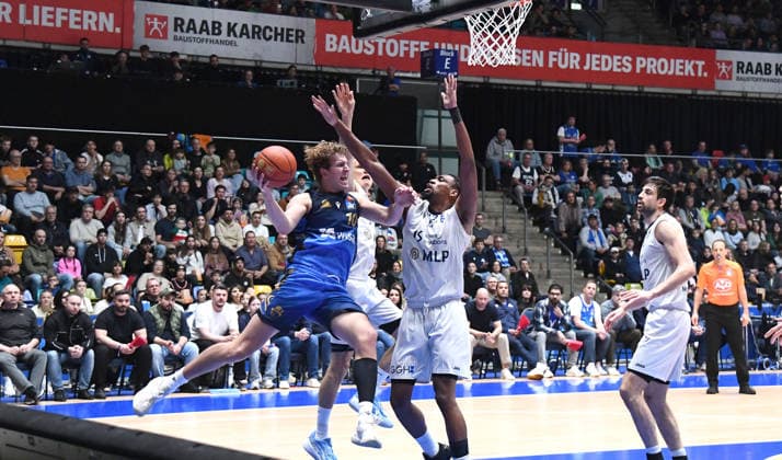 12.04.2026, xokbx, Basketball easyCredit BBL Bundesliga, Frankfurt Skyliners - MLP Academics Heidelberg v.l. Jacob Holt (Fraport Skyliners Frankfurt), Osun Osunniyi (MLP Academics Heidelberg), Zweikampf, Duell (DFL DFB REGULATIONS PROHIBIT ANY USE OF PHOTOGRAPHS as IMAGE SEQUENCES and or QUASI-VIDEO) Frankfurt am Main