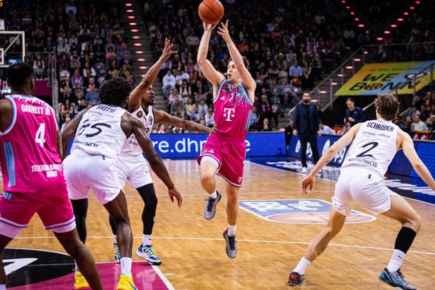 easyCredit Basketball Bundesliga, Telekom Baskets Bonn vs. Basketball Löwen Braunschweig, 12.04.2026 Grayson Murphy (Telekom Baskets Bonn 7) einbeinig -- easyCredit Basketball Bundesliga, Telekom Baskets Bonn vs. Basketball Löwen Braunschweig, 12.04.2026, Telekom Dome Bonn Copyright: xBEAUTIFULxSPORTS Derixx