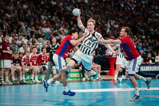 HBL: HSV Hamburg vs. THW Kiel, 12.04.2026 Eric Johansson (THW Kiel, 21) wird von Kaj Geenen (HSV Hamburg, 17) und Moritz Sauter (HSV Hamburg, 33) gezogen; HBL: HSV Hamburg vs. THW Kiel am 12.04.2026 in der Barclays Arena, Hamburg Copyright: xBEAUTIFULxSPORTS Tonhäuserx