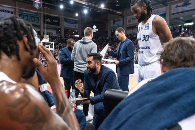 Chip Flanigan (30; Basketball Löwen Braunschweig) steht am Spielfeldrand, während Keith Thomas (996; Basketball Löwen Braunschweig) mit Teammitgliedern im Gespräch ist EasyCredit BBL Ligaspiel am 29. Spieltag in Bonn zwischen Telekom Baskets Bonn und Basketball Löwen Braunschweig. Timeout mit Chip Flanigan (30; Basketball Löwen Braunschweig) und Keith Thomas (996; Basketball Löwen Braunschweig)