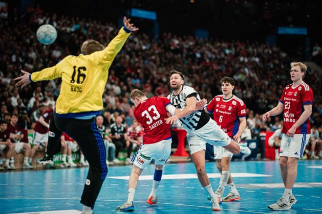 HBL: HSV Hamburg vs. THW Kiel, 12.04.2026 Harald Reinkind (THW Kiel, 6) wirft, davor Moritz Sauter (HSV Hamburg, 33); HBL: HSV Hamburg vs. THW Kiel am 12.04.2026 in der Barclays Arena, Hamburg Copyright: xBEAUTIFULxSPORTS Tonhäuserx