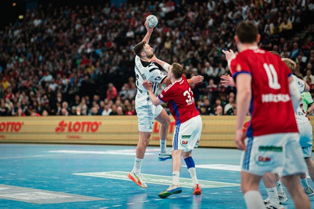 HBL: HSV Hamburg vs. THW Kiel, 12.04.2026 Harald Reinkind (THW Kiel, 6) wirft, daneben Moritz Sauter (HSV Hamburg, 33); HBL: HSV Hamburg vs. THW Kiel am 12.04.2026 in der Barclays Arena, Hamburg Copyright: xBEAUTIFULxSPORTS Tonhäuserx