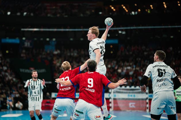HBL: HSV Hamburg vs. THW Kiel, 12.04.2026 Eric Johansson (THW Kiel, 21) passt den Ball; HBL: HSV Hamburg vs. THW Kiel am 12.04.2026 in der Barclays Arena, Hamburg Copyright: xBEAUTIFULxSPORTS Tonhäuserx
