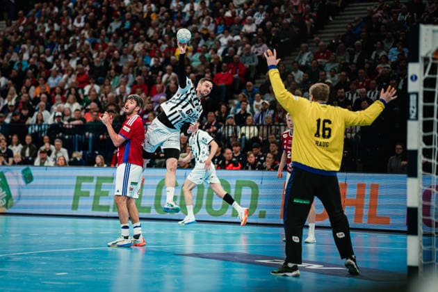 HBL: HSV Hamburg vs. THW Kiel, 12.04.2026 Hendrik Pekeler (THW Kiel, 61) wirft; HBL: HSV Hamburg vs. THW Kiel am 12.04.2026 in der Barclays Arena, Hamburg Copyright: xBEAUTIFULxSPORTS Tonhäuserx